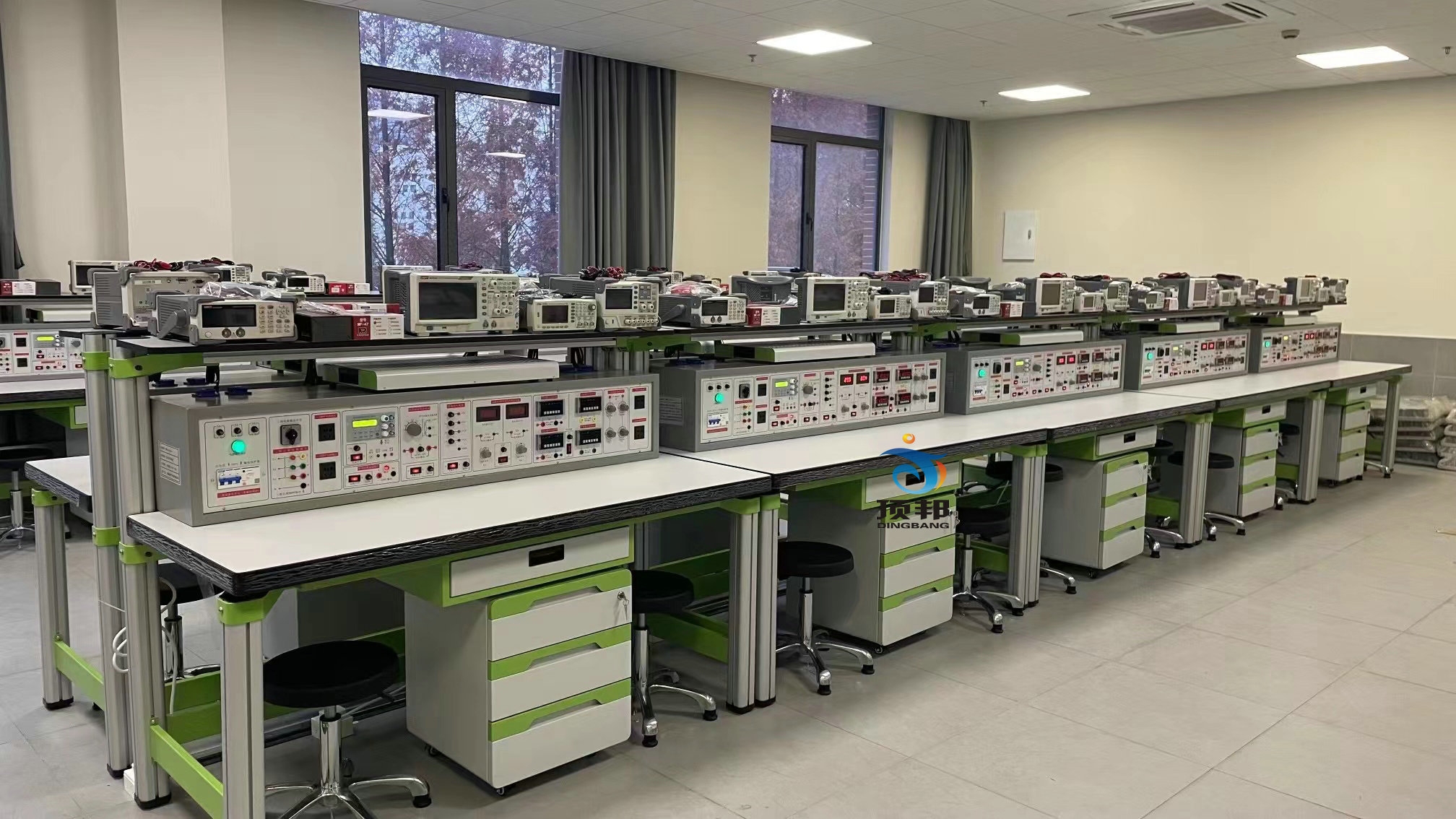 電工電子技術(shù)綜合應(yīng)用創(chuàng)新實訓(xùn)考核裝置