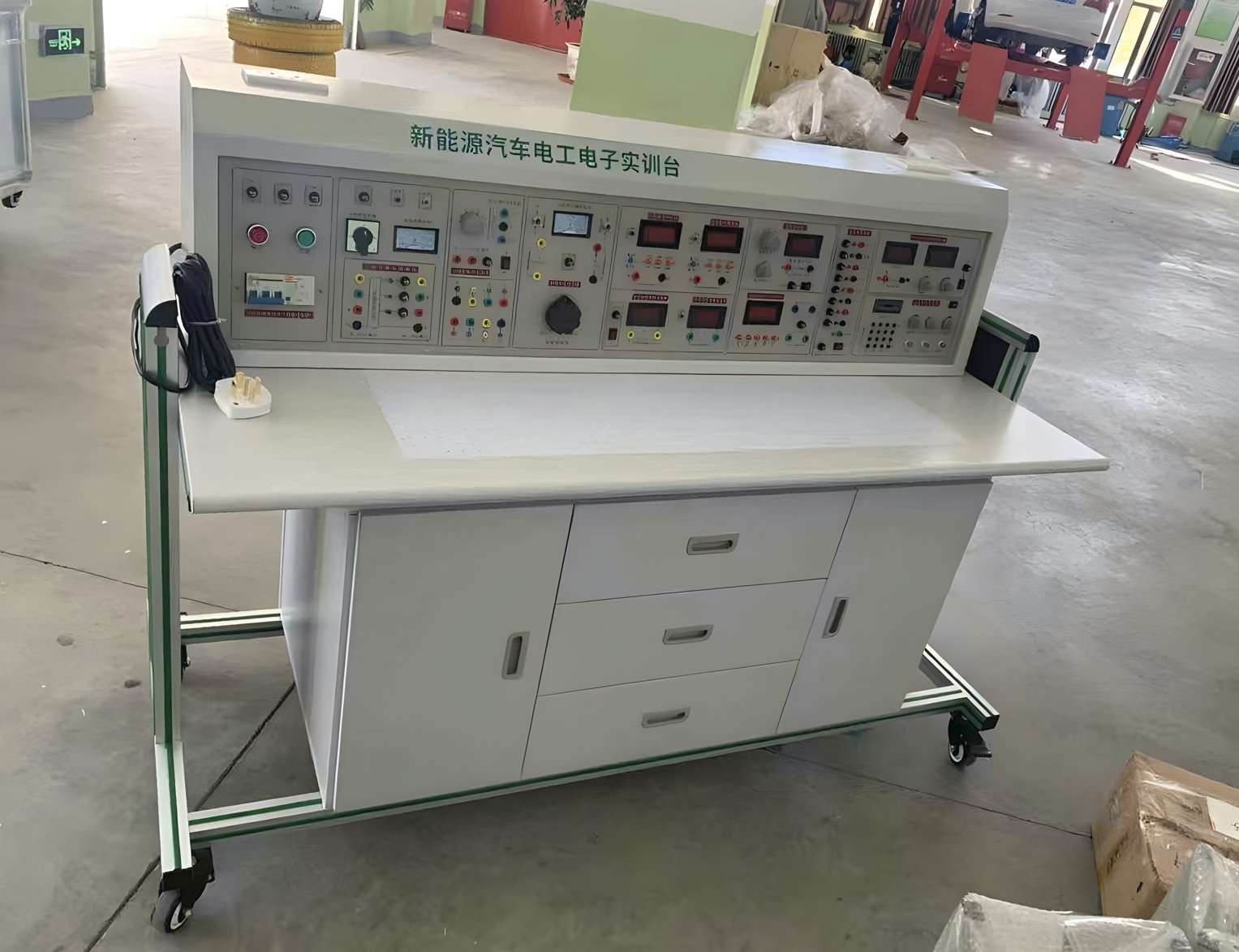 新能源汽車(chē)電工電子實(shí)訓(xùn)臺(tái)